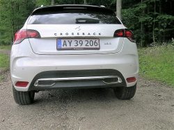 Tre cylindre og hele to udstødningsrør. Der er skam ikke sparet på noget som helt, på den nye DS 4 Crossback.