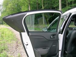 -men set fra den anden side, kan man for alvor se det den grove smutter. Dørgrebet er skjult bag den mærke plast, som altid rager ud og er i vejen når man skal ind på bagsædet.