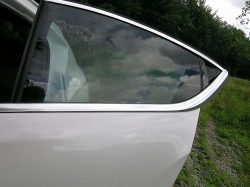 Her har designerne måttet lave et voldsomt kompromis, for at få det hele til at gå op. Set fra denne side, er det knap så slemt, -