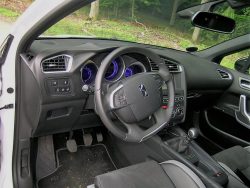 Designerne har tydligvis hygget sig med kabinen i Crossback, som dog udmærker sig mest med alt det udstyr, som slet ikke findes på bilen.