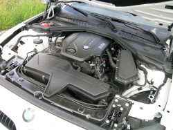 Klassisk opskrift på en BMW er motoren på langs og gearkassen umiddelbart til højre for den fod der giver gas. Trækker er selvfølgelig på baghjulene, og denne 2-liters dieselmotor har dobbelt turbo.