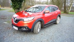 Renault Kadjar er en 100 procent kopi af Nissan Qashqai. Let ændret design uden det koster alt for mange penge i produktion, og eneste forskel fra Kadjar til Qashqai er Nissans bredere program af benzinversioner.