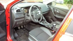 Pæn velindrette kabine med Renaults kendte specialiteter. God siddekomfort og godt udsyn.