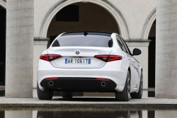 Alfa Giulia er den første familie-Alfa med baghjulstræk siden Alfa 75, som var lækker-dyt i begyndelsen af 90'erne.