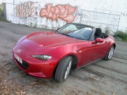 Det er et par år siden Mazda MX-5 kunne fejre 25 års jubilæum, men alder er ingen hindring. Den åbne Mazda ligger stadig helt i front når det gælder brede smil bag rattet.