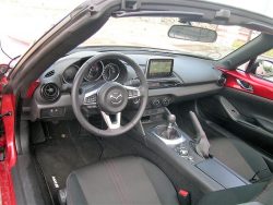 Dette er fornøjepladsen. Skarp styring, ganske gode sæder og et gearskifte, som har klares med et håndledsvip.