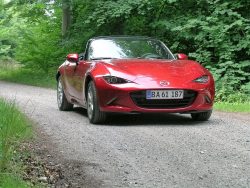 Mazda MX-5 har pænt sagt ingen konkurrenter uanset om man sammenligner på pris eller fornøjelse for hver en krone. Og så er MX-5 er sportsvogn, som ikke skal på værksted i tide og utide, ligesom service og reservedele er til at betale for menneskepenge.