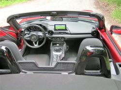 Vindbryderen mellem nakkestøtterne har stor betydning, og der er blevet mindre plads til at vippe med gearstangen. Betjening af skærmen i midterkonsollen sidder til venstre for gearstangen.