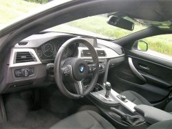 Klassisk BMW førerplads men M-rattet er ekstra. En lidt unødvendig udgift til 4000 kr.