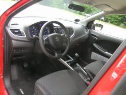 Lad os bare kalde Baleno jævnt kedelig indendørs. Til gengæld er der rigtig god plads og pæn siddehøjde overalt i bilen.