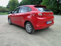 Baleno har en meget stor fordel, som kun aflæses, hvis man ser på bilens vægt. Baleno er usædvanlig let, det giver god økonomi, men det hele er gjort så elegant, at man kan lade være med at drømme om en Baleno i ægte GTI-trim. Større hjul, opstrammet undervogn og skarpere styring.