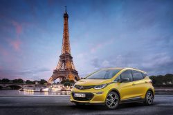 Opel Ampera-e får officiel debut på biludstillingen i Paris. Ampera-e er en ren el-bil med det Opel oplyser som en pænt lang rækkevidde.