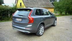SYv sæder er standard i den dyre XC90, og det er ikke kun prisen der er velvoksen. Bilen har voldsomme ydre mål, og passer ikke til danske parkeringsbåse og P-huse er et mareridt når man kører i en bil som Volvo XC90.