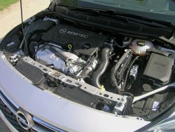 Den 1,6 liters diesel i Astra er slet ikke en Opel motor, men en biturbo fra Renault, som også findes i Vivaro. Vil man have den ægte Opel motor, skal man købe Astra med 130 HK.