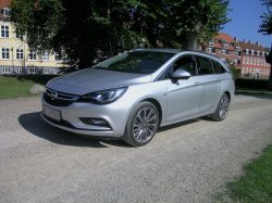 Der er en Opel Astra til enhver pengepung, billigste 160 hestes diesel koster fra 325.000 kr, mens testbilen koster betydeligt mere. Der er for 114.000 kr ekstraudstyr i testbilen.