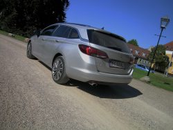 Opel Astra og forgængeren Kadett har altid været populær som stationcar, og selv om ny Astra på mange måder er ny stil fra Opel, vil den mere rummelige Astra stadig være at foretrække frem for den 5-dørs model.