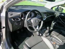 Der er fuldt program på ekstraudstyr, men Astra byder også på fremragende sæder. To super siddepladser på forreste række.