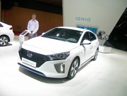 Hyundai Ioniq er ikke en men tre meget forskellige biler i en størrelse, der er i30 plus en sjat. Nu skal den alternativ koreaner på jagt efter danske krydser, så bilen kan komme over første forhindring, som er en plads blandt årets fem bedste nye biler.