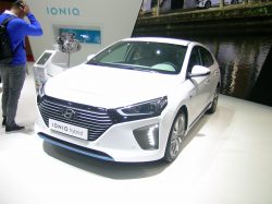 Hyundai Ioniq kommer som ren el-bil, som hybrid og som plug-in hybrid. De to førstnævnte står salgsklar kort efter nytår.