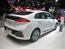 Hyundai Ioniq får flere konkurrenter i Danmark, men Prius er nok den mest alvorlige og mest kendte af alle. Ioniq vinder første runde på smartness, om den kan klare alt det andet må tiden vise.