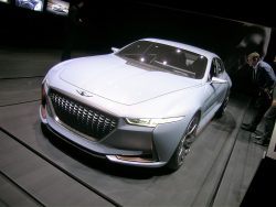 Hyundai har også sit eget luksusmærke, som ikke sælges i Danmark. Det er biler i topklasse som denne Le Genesis projekt New York, stadig et koncept, men en bil med mening og fremtid. Måske er det luksusfornemmelserne fra denne model New York, som har inspireret den danske Hyundai importør til at tvinge landets forhandlere til at investere i kostbare nye bilhuse, hvor mekanikerne kan spise spejlæg direkte på gulvet i smøregraven.