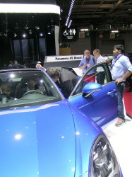 Det er ikke den blå Porsche der får rigtige fans til at gyse, det er skiltet i baggrunden, for bilen er en Panamera, - en slags 4-dørs 911 med dieselmotor.