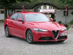 Klassisk Alfa foran en klassisk dansk kro. Skønhed og dansk hygge i skøn forening.