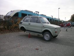Der er brugt mange timer på istandsættelse af denne Fiat 126, som står placeret ved Laven Station.