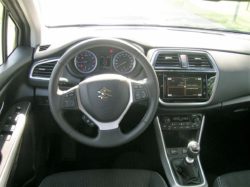 Opdateret kabine med en god blanding af store betjeningvenlige kontakter til daglige funktioner og en stor centerskærm til radio og nørderi.