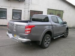 Et foto af Fullback bagfra viser, at Fiat er nybegyndere med denne type bil. Ingen ladindsats og ingen trækkrog. To fundamentalt vigtige elementer til denne type bil.