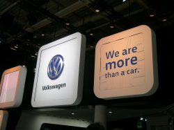 Vi er mere end en bil. Sådan kunne man læse på VW's stand på efterårets biludstilling i Paris, - VW kunne måske have valgt et mere passende slogan.
