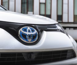 Toyota er danske mestre i hybridbiler, og de lækre tekniske løsninger i Toyogtas hybridbiler, bliver billigere som følge af de nye afgifter.