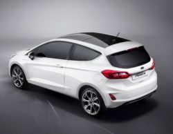 Fronten på ny Fiesta ligner fronten på alle andre (person)biler fra Ford. Alle skal ligne en Aston Martin, bagfra har den nye Fiesta hentet sin inspiration hos Galaxy og S-Max.