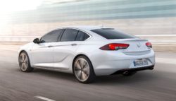 Selv om den længerer Insignia også er blevet lavere, er der mere plads i kabinen.