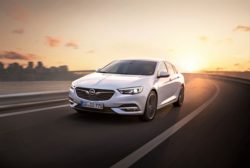 Opel vise masser af mod ved at præsentere en helt ny model Insignia, selv om firma-klassen som helhed er i kraftig tilbagegang.