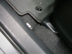 Når der skal tankes, skal man hive i den lille arm i bilens bund. Det fungerer, så hvorfor skifte?