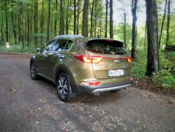 Topmodel med topudstyr, herunder en større bunke sikkerhedsudstyr, men læg også mærke til, at denne meget kompetente SUV ikke er udstyret med træk, men hvis den var, måtte den løbe med 1900 kg som det tungeste.