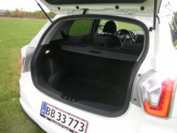 Bagagerummet i SsangYongs familiebil er i klassen ganske god, og nogenlunde middel for bilens type. En lidt høj indvendig kant trækker ned i brugsværdi.