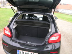 Space Star befinder sig prismæssigt i micro-klassen, men pladsmæssigt er den mere end micro. Brugbart bagagerum og en rummelig kabine med gode adgangsforhold.