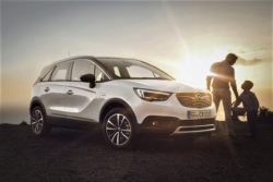 Opel Crosland er særlig egnet til kørsel i byerne. Automatisk parkering og kortere, men også højere end en Astra.