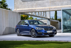 BMW 5-Serie får debut som sedan på biludstillingen i Geneve. Den mere rummelige stationcar er klar til salg få måneder senere.