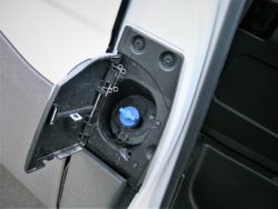 Påfyldning af AdBlue findet sted i bilens højre side. 
