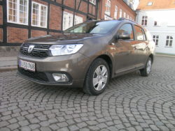 Dacia Logan MCV koster i billigste udgave det samme som en typisk dansk microbil, men pladsmæssigt er den overlegen, og mest overraskende, den er også mere økonomisk.