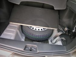 Bagagerummet overgår alt i forhold til pris, og man bliver lidt fugtig i øjenkrogene, når man ser et rigtigt reservehjul. Desværre viser det sig at være ekstraudstyr.