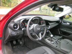 Lækker og indbydende kabine uden de store overraskelser. Humørknappen sidder helt til venstre i midterkonsollen.