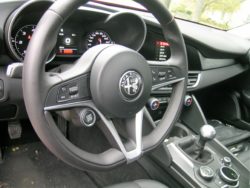 Start / stopknappen er af underlige årsager flyttet ind i rattet. Faktisk lidt irriterende, for hvor pokker er knappen nu lige, når man er svinget ind i en parkeringsbås.