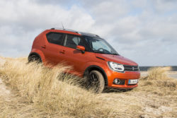 Ny Suzuki Ignis er lidt tjettet, lidt smart og ikke mindst anderledes. Den første SUV i den lille klasse og en bil der har det noget støvede navn som det største minus, også når man kører off-road med 4-hjkulstræk.