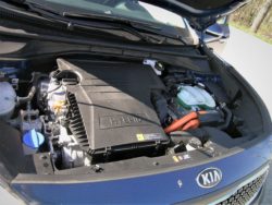 Benzinmotor og elmotor på række inden gearkassen, hvor Kia har valgt en automatkasse af type dobbeltkobling, som er bedre end Toyotas CVT gearkasse.