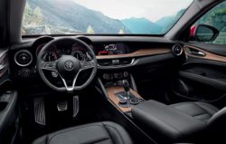 Kabinen i Stelvio er meget tæt på det vi kender fra Giulia. Stelvio fås kun med 8-trins automatgear.