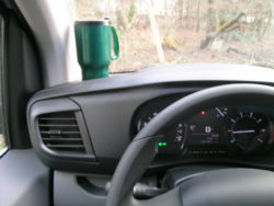 Eneste mulighed for parkering af et kaffekrus, og det står alt andet end sikkert